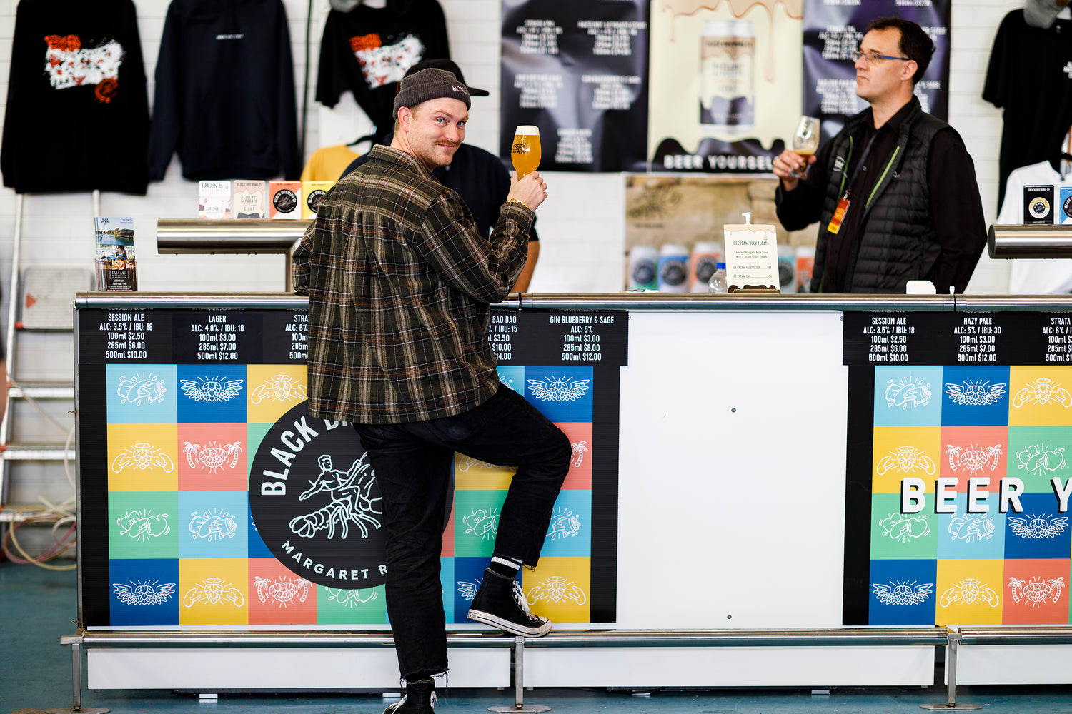 Eventright portable bar: Black Brewing popup bar with foot bar